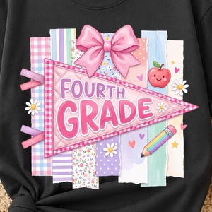 Könnte beinhalten: Ein schwarzes T-Shirt mit einer Grafik eines rosa Wimpels mit dem Text Fourth Grade, einer großen rosa Schleife, einem lächelnden Apfel, einem Bleistift und verschiedenen bunten Streifen mit Vichy-, Blumen- und Punktemustern.