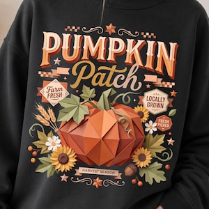 Könnte beinhalten: Ein schwarzes Sweatshirt mit Rundhalsausschnitt und einem Grafikdruck mit dem Text PUMPKIN PATCH, FARM FRESH, LOCALLY GROWN, FRESH PICKED und HARVEST SEASON. Das Design zeigt einen geometrischen orangefarbenen Kürbis, Sonnenblumen, Weizen und Blätter.