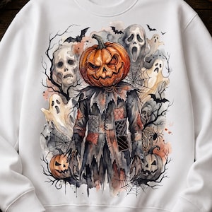 Può includere: Una felpa bianca a girocollo con una stampa centrale raffigurante uno spaventapasseri con testa di zucca intagliata, che indossa un indumento logoro e rattoppato. Il disegno include illustrazioni di fantasmi, teschi, ragnatele e pipistrelli.
