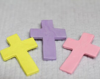 Handgemaakte klei paaskruisornamenten: vilten letterbordaccessoires