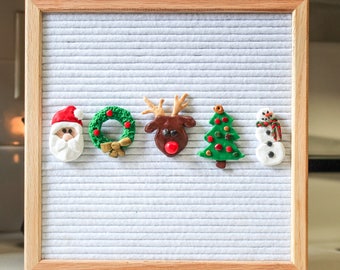 Handgemaakte klei kerstletterbordornamenten – kerstman, krans, rendier, boom, sneeuwpop