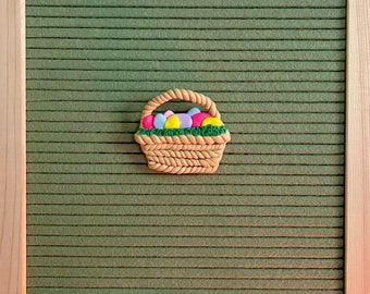 Handgemaakt paasmandje kleiornament voor vilten letterbord