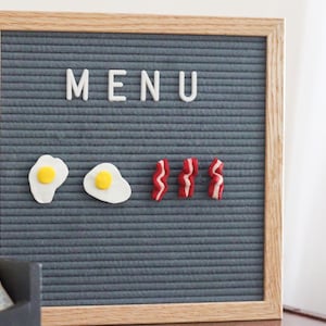 MENU DE CAFÉ DA MANHÃ Enfeites de argila para cartas (pacote de 5 - ovos e bacon) // Acessórios para cartas