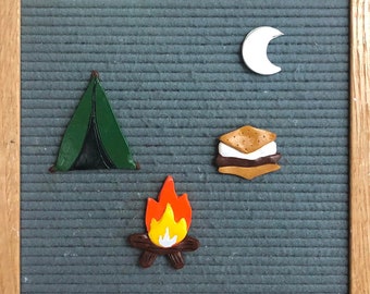Letterbordornamenten kamperen: handgemaakte kleitent, kampvuur, S'more
