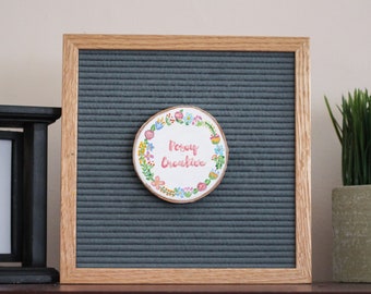 Op maat gemaakt handgeschilderd logo-ornament: vilten letterbordaccessoire