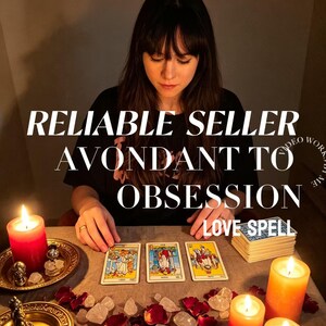 Op de afbeelding: Drie tarotkaarten op een tafel met rode en oranje stompkaarsen, verspreide heldere kristallen en rode rozenblaadjes. De tekst luidt RELIABLE SELLER AVONDANT TO OBSESSION LOVE SPELL. Een stapel kaarten ligt aan de rechterkant van de tarotkaarten.
