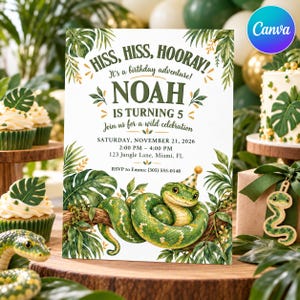 Può includere: Un biglietto d'invito di compleanno rettangolare con un serpente verde che indossa un cappellino da festa, circondato da foglie tropicali. Il testo recita: HISS, HISS, HOORAY! It's a birthday adventure! NOAH IS TURNING 5. Join us for a wild celebration. Saturday, November 21, 2026, 2:00 PM - 4:00 PM, 123 Jungle Lane, Miami, FL. RSVP to Emma: (305) 555-0148.