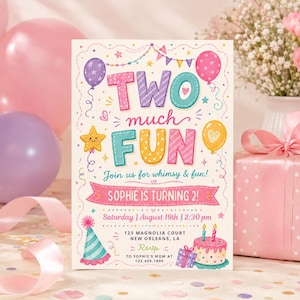 Op de afbeelding: Een rechthoekige verjaardagsuitnodiging met de tekst TWO MUCH FUN, Join us for whimsy & fun!, SOPHIE IS TURNING 2!, Saturday | August 19th | 2:30 pm, 123 MAGNOLIA COURT NEW ORLEANS, LA, RSVP en 123.456.7890 met kleurrijke ballonnen en sterren.