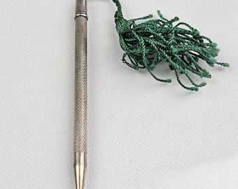 Lapiseira mecânica vintage em prata de lei, fabricada na Inglaterra, com 8,8 cm de comprimento.