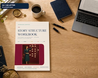 Może przedstawiać: Ćwiczeniówka zatytułowana The Story Structure Workbook z kremową okładką i bordową grafiką przedstawiającą osobę przypinającą notatki do tablicy. Zawiera 80 stron do druku w formatach A4 i US Letter, umieszczona obok laptopa, ciemnoniebieskiego notatnika, długopisu i białego kubka do kawy na drewnianym biurku.