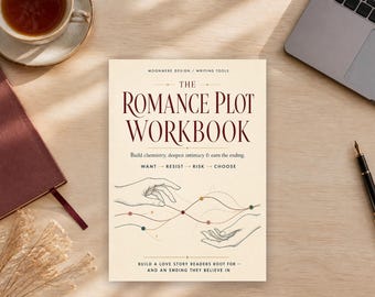 Może przedstawiać: Kremowy zeszyt ćwiczeń zatytułowany The Romance Plot Workbook z ciemnoczerwonym tekstem szeryfowym. Okładka zawiera rysunek liniowy przedstawiający dwie dłonie wyciągnięte ku sobie, połączone przerywanymi liniami z małymi kolorowymi kółkami.