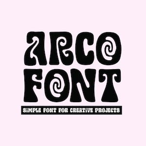 Könnte beinhalten: Ein Grafikdesign mit dem schwarzen Text ARCO FONT in einer fetten, wellenförmigen, von Psychedelik inspirierten Schriftart auf hellrosa Hintergrund. Unter dem Haupttext befindet sich ein schwarzer Balken mit dem weißen Text SIMPLE FONT FOR CREATIVE PROJECTS.