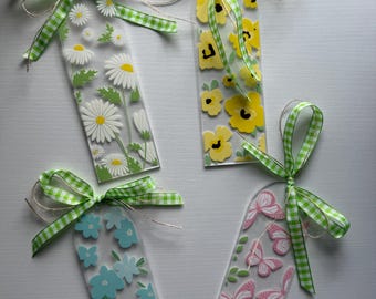 Marcapáginas de acrílico hecho a mano / Diseño floral primaveral con mariposas y cinta de cuadros vichy.