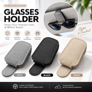 Peut inclure: Trois supports de lunettes pour pare-soleil de voiture en gris, noir et beige avec une finition texturée et des bords cousus. Le texte indique CAR SUN VISOR GLASSES HOLDER, Keep Your Glasses Safe & Within Reach, Secure Hold, Premium Material, Easy Installation, Fits Most Vehicles, Stylish & Practical, A SMALL ACCESSORY FOR A MORE COMFORTABLE DRIVE, CLEAN INTERIOR BETTER DRIVING EXPERIENCE.