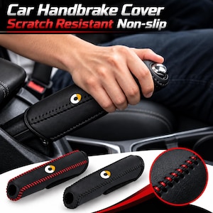 Könnte beinhalten: Eine schwarze Auto-Handbremsabdeckung aus Leder mit roten oder schwarzen Nähten und einem kleinen kreisförmigen Logo mit gelbem Akzent. Der Text Car Handbrake Cover Scratch Resistant Non-slip ist oben im Bild zu sehen.