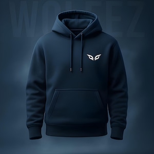 Pode incluir: Uma camisola com capuz azul-marinho escuro com um logótipo de olho estilizado em branco no peito e um bolso frontal tipo canguru. A camisola inclui cordões a condizer e mangas compridas com punhos canelados. O texto WOLFEZ é visível.