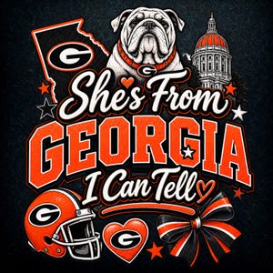 Könnte beinhalten: Ein Grafikdesign mit einer weißen Bulldogge, einem Football-Helm, einer Schleife und dem Umriss des Bundesstaates Georgia mit einem G-Logo. Der Text lautet She's From GEORGIA I Can Tell. Die Farbpalette umfasst Orange, Schwarz und Weiß mit Sternen.
