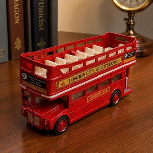 Puede incluir: Un modelo de autobús de dos pisos rojo con techo abierto, asientos blancos y ruedas negras. El lateral presenta el texto LONDON CITY SIGHTSEEING, LONDON BUS y WONDERFUL HOLIDAY. El frente muestra el número 9 y detalles en negro.