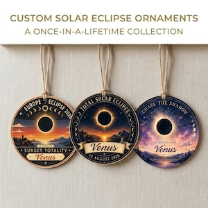 Ornament voor de zonsverduistering van 2026: Gepersonaliseerd aandenken aan de totale zonsverduistering van 12 augustus, op maat gemaakt keramisch astronomisch cadeau, dubbelzijdig.