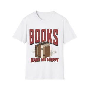 Peut inclure: Un t-shirt blanc à manches courtes avec un motif représentant une pile de livres marron. Au-dessus des livres, le mot BOOKS est imprimé en grandes lettres rouges. Sous les livres, le texte MAKE ME HAPPY est écrit en rouge avec un effet usé.