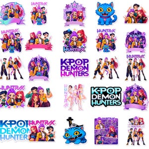 Peut inclure: Une collection d'autocollants K-Pop Demon Hunters avec des personnages animés, une créature bleue ressemblant à un chat et des motifs d'étoiles violettes. Les designs incluent le texte K-Pop Demon Hunters et Huntrax avec trois filles en tenues colorées.