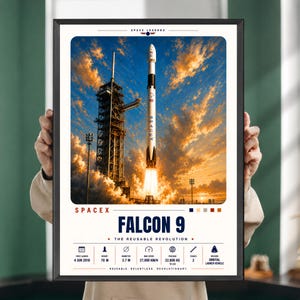 以下が含まれることがあります： Space Legendsと題された額入りポスター。夕焼けの空に打ち上げられるSpaceX Falcon 9ロケットが描かれています。プリントには、高さ70M、直径3.7M、ペイロード22,800KGといった技術仕様が記載されています。