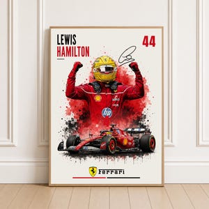 Puede incluir: Un póster vertical que muestra a Lewis Hamilton con un traje de carreras rojo y casco amarillo con los brazos levantados, un coche de Fórmula 1 rojo, el número 44, una firma y el logotipo de Ferrari. El fondo tiene salpicaduras de pintura roja y negra.