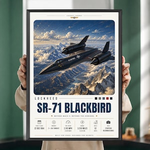 以下が含まれることがあります： 雪に覆われた山々の上を飛ぶロッキードSR-71ブラックバード航空機が描かれた額入りポスター。テキストには技術仕様、初飛行の日付、Beyond Mach 3. Beyond the horizon.というフレーズが含まれています。