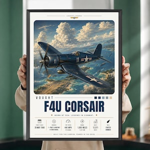 Può includere: Un poster incorniciato raffigurante un aereo Vought F4U Corsair blu scuro in volo sopra un paesaggio costiero. Il testo include il nome dell'aereo e specifiche tecniche come una velocità massima di 718 km/h e 1.617 km di autonomia.