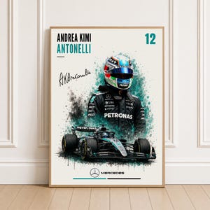 Può includere: Un poster verticale raffigurante un pilota con tuta da gara e casco, un'auto di Formula 1 e il testo "ANDREA KIMI ANTONELLI", "12" e "MERCEDES". Il design include una firma e un effetto a spruzzo in stile acquerello color ottanio e nero.