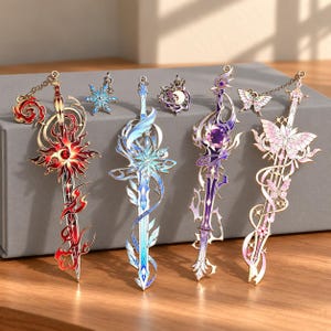 Könnte beinhalten: Vier dekorative Lesezeichen aus Metall in Schwertform mit filigranen Ausschnitten und Emaille-Details. Die Designs zeigen rote Flammenmotive, blaue Eiskristalle, violette Himmelsmuster und rosa Schmetterlinge, jeweils mit einem passenden Anhänger.