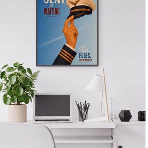 Pode incluir: Um cartaz emoldurado com a m&atilde;o de um piloto segurando um quepe de capit&atilde;o branco e preto contra um c&eacute;u azul. O texto diz: Your SEAT is WAITING, Time FLIES. DON'T WASTE IT. Um pequeno avi&atilde;o com rastro de condensa&ccedil;&atilde;o &eacute; vis&iacute;vel.