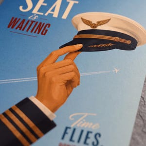 Pode incluir: Um cartaz azul com a m&atilde;o de um piloto segurando um quepe de capit&atilde;o branco e azul-marinho com asas douradas. O texto diz: Your SEAT is WAITING e Time FLIES. DON'T WASTE IT. A silhueta de um pequeno avi&atilde;o branco com um rastro &eacute; vis&iacute;vel ao fundo.