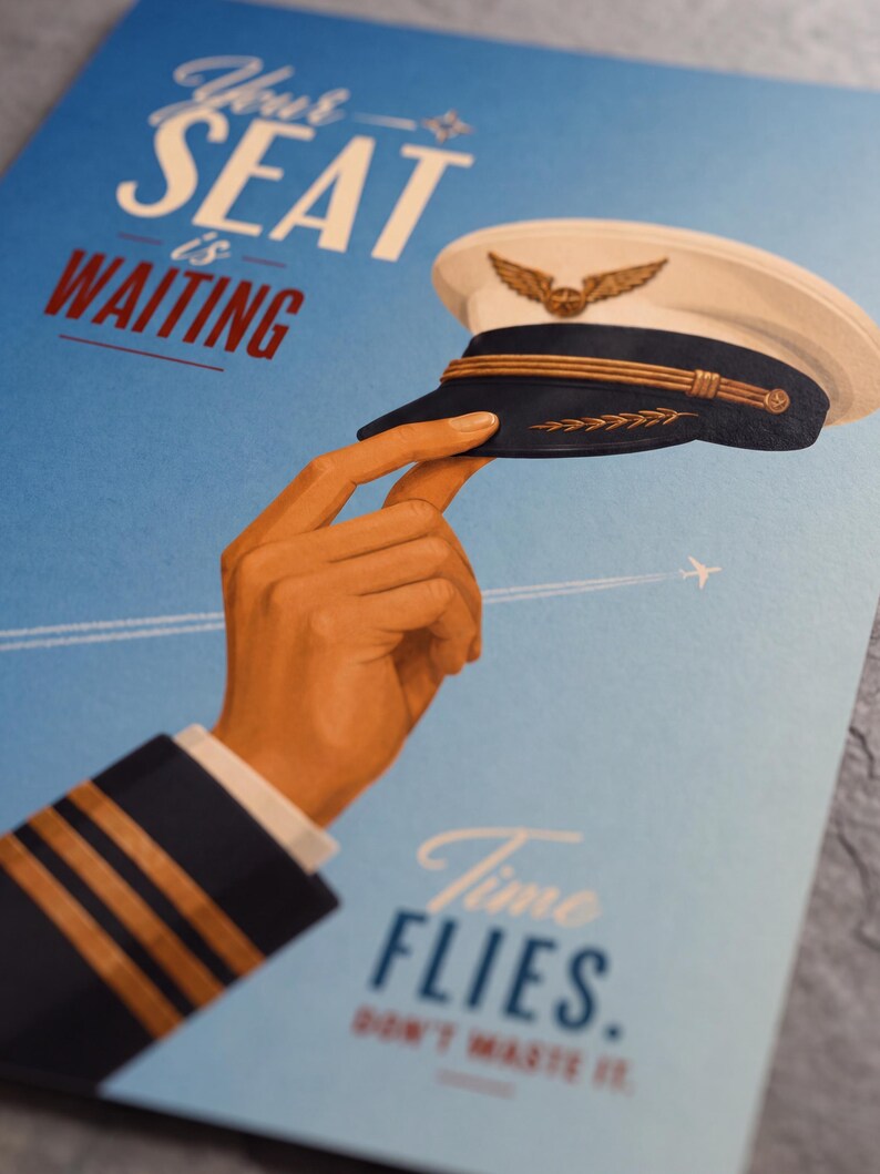 Pode incluir: Um cartaz azul com a m&atilde;o de um piloto segurando um quepe de capit&atilde;o branco e azul-marinho com asas douradas. O texto diz: Your SEAT is WAITING e Time FLIES. DON'T WASTE IT. A silhueta de um pequeno avi&atilde;o branco com um rastro &eacute; vis&iacute;vel ao fundo.