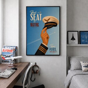 Pode incluir: Um cartaz emoldurado com a m&atilde;o de um piloto segurando um quepe de capit&atilde;o branco e dourado contra um c&eacute;u azul. O texto diz: Your SEAT is WAITING, Time FLIES. DON'T WASTE IT. O design inclui a silhueta de um avi&atilde;o com um rastro de condensa&ccedil;&atilde;o.