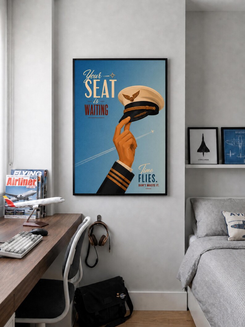 Pode incluir: Um cartaz emoldurado com a m&atilde;o de um piloto segurando um quepe de capit&atilde;o branco e dourado contra um c&eacute;u azul. O texto diz: Your SEAT is WAITING, Time FLIES. DON'T WASTE IT. O design inclui a silhueta de um avi&atilde;o com um rastro de condensa&ccedil;&atilde;o.