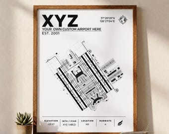 Pode incluir: Uma impressão artística emoldurada com um diagrama técnico a preto e branco de um plano de aeroporto. O texto diz XYZ, YOUR OWN CUSTOM AIRPORT HERE, EST. 2001, 37°28'09"N 126°27'04"E, ELEVATION +23 FT, IATA/ICAO XYZ/ABCD, LOCATION KR e RUNWAYS 4.