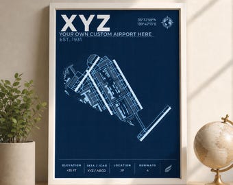 Pode incluir: Um cartaz emoldurado com um projeto de aeroporto azul-escuro com linhas brancas. O texto inclui XYZ, YOUR OWN CUSTOM AIRPORT HERE, EST. 1931, coordenadas 35°32'59"N 139°47'13"E, elevação +35 ft, IATA/ICAO XYZ/ABCD, localização JP e 4 pistas.