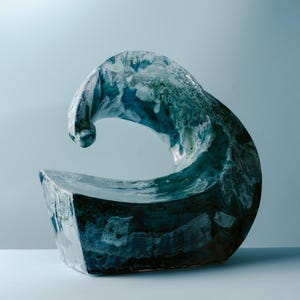 Peut inclure: Une sculpture en céramique en forme de vague océanique déferlante, dotée d'une finition brillante aux nuances mélangées de bleu marine profond, de sarcelle et de blanc. La surface présente un aspect marbré et texturé avec des motifs tourbillonnants.
