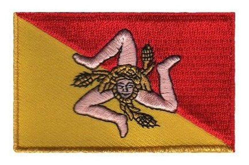 Sicily flag patch with red and yellow diagonal bisection featuring a triskelion symbol with Medusa and wheat ears, size 6.5 x 4 cm.