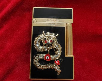 Luxus-Gasfeuerzeug der Marke S.T. Dupont Paris aus der ikonischen Modellreihe Ligne 2 Laque de Chine Dragon Lighter