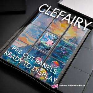 Può includere: Una pagina per raccoglitore di carte collezionabili nera con nove tasche trasparenti, con una carta Clefairy al centro. Le tasche contengono stampe artistiche di paesaggi con bolle e cieli al tramonto. Testo: CLEFAIRY PRE-CUT PANELS READY TO DISPLAY.
