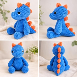 Puede incluir: Un peluche de dinosaurio tejido a ganchillo en color azul con un acabado de hilo texturizado, que presenta púas de color naranja brillante a lo largo de la espalda y la cola, y dos ojos de seguridad de plástico negro. El peluche se muestra desde varios ángulos.