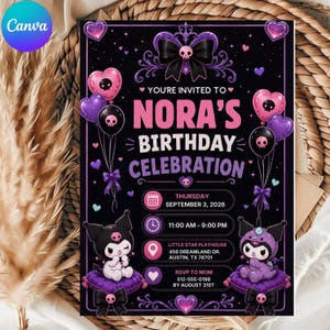 Pode incluir: Um convite de aniversário preto com balões de caveira rosa e roxos, um grande laço preto com uma caveira no centro e dois personagens de desenho animado sentados em almofadas roxas. O texto diz: YOU'RE INVITED TO NORA'S BIRTHDAY CELEBRATION.
