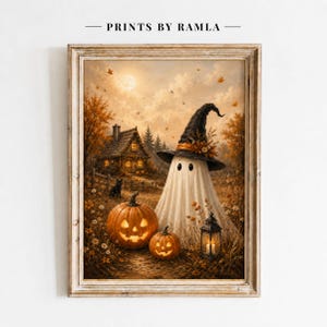 以下が含まれることがあります： PRINTS BY RAMLAと記された額入りアートプリント。黒い魔女の帽子をかぶった白い幽霊、光る2つのジャック・オー・ランタン、黒猫、オレンジ色の木々が並ぶ秋の風景の中に建つ素朴な小屋、そして空に浮かぶ満月が描かれています。
