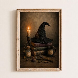 Puede incluir: Una lámina de arte enmarcada que muestra un sombrero negro puntiagudo sobre una pila de tres libros antiguos. Una vela encendida en un soporte oscuro, una pequeña botella de cristal con la etiqueta Moon Dust y una taza oscura con la etiqueta Witch's Brew.