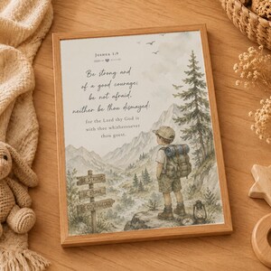 Puede incluir: Una lámina de arte enmarcada con una ilustración en acuarela de un niño excursionista con mochila en un paisaje de montaña. El texto dice Joshua 1:9, Be strong and of a good courage; be not afraid, neither be thou dismayed.