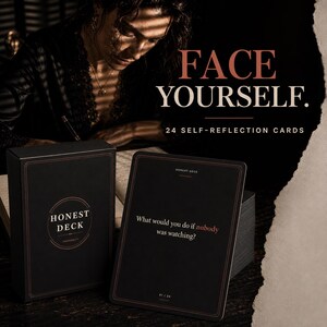 Op de afbeelding: Een zwarte doos en een enkele kaart uit de Honest Deck set. De doos bevat de tekst Honest Deck en Yourself in een cirkelvormig kader. De kaart toont de tekst What would you do if nobody was watching? en het nummer 01/24 in het wit.