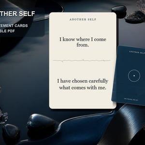 Op de afbeelding: Een set Another Self statementkaarten met een crèmekleurige kaart met de tekst I know where I come from en I have chosen carefully what comes with me, naast een donkerblauwe kaart met een cirkelvormige afbeelding en de tekst Two Truths, One Lie.
