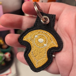 Op de afbeelding: Een set van drie keramische mokken met een gespikkelde, matte afwerking. De mokken zijn in crème, lichtgrijs en donkergrijs. Elke mok heeft een eenvoudig, modern ontwerp en een afgeronde handgreep.